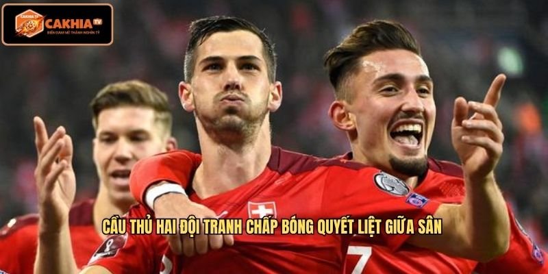 Cầu thủ hai đội tranh chấp bóng quyết liệt giữa sân Cầu thủ hai đội tranh chấp bóng quyết liệt giữa sân 