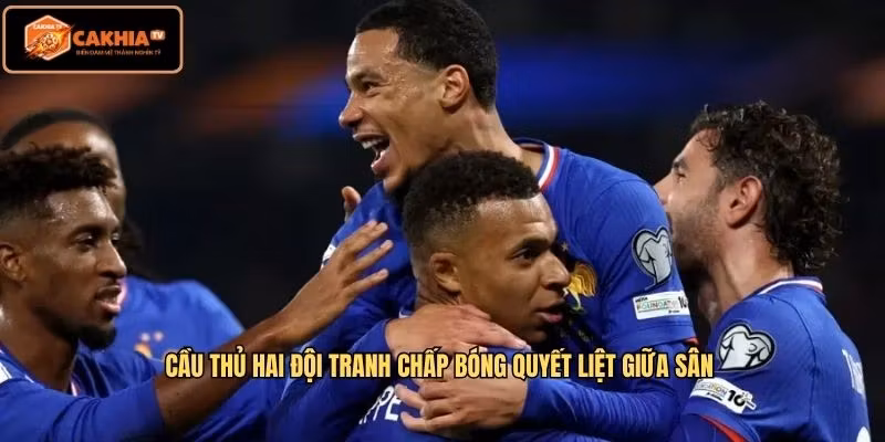 Cầu thủ hai đội tranh chấp bóng quyết liệt giữa sân